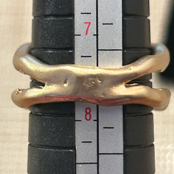 Source Unknown Gold Ring with Deep Blue Stone - Picture 4 of 5